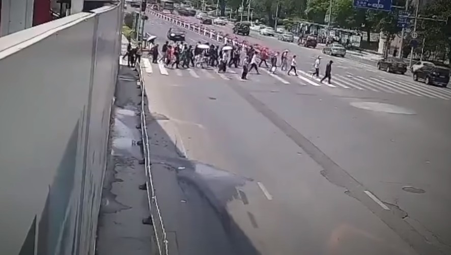 中国大連の横断歩道に車で突っ込む無差別殺傷事件